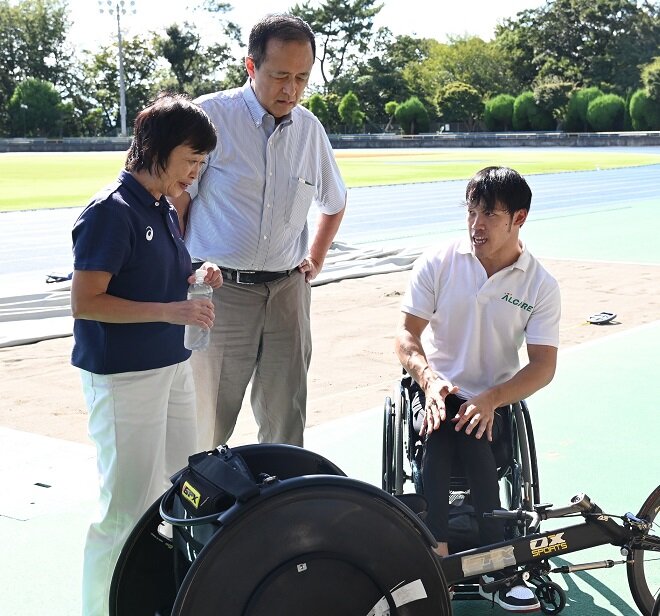 競技用車いすについて説明する古畑選手