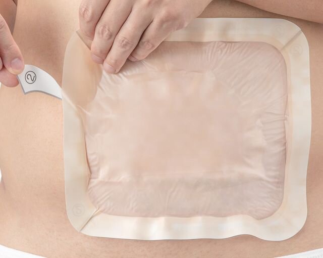 バスラックシールを貼付している様子