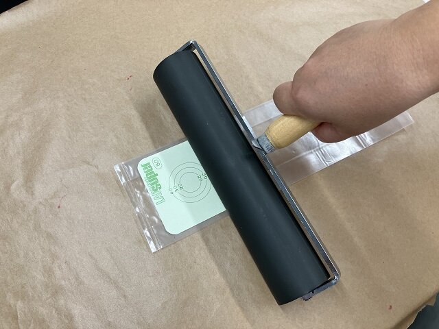 開発当初の謄写用ローラーでの圧着製造イメージ