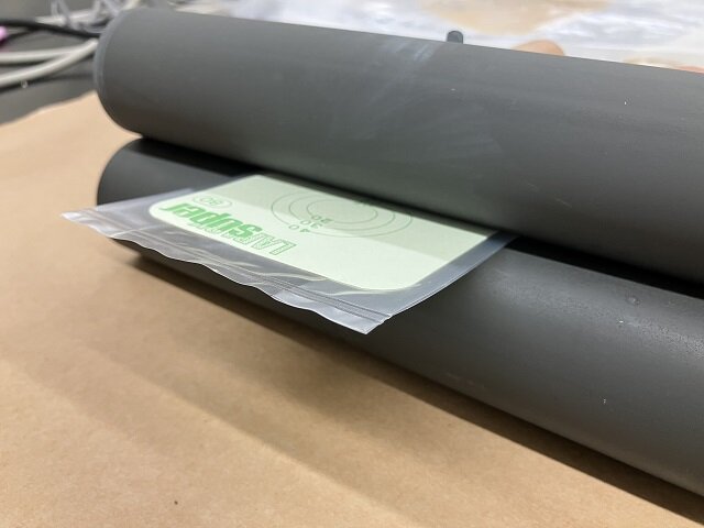 自動化前の洗濯絞りローラー式の圧着製造イメージ