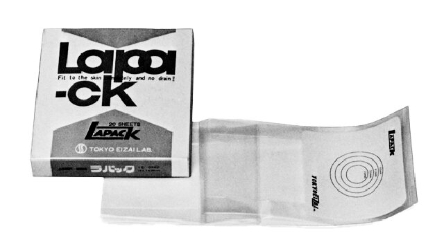 1965年発売 国産初の粘着式ストーマ装具〈ラパック〉